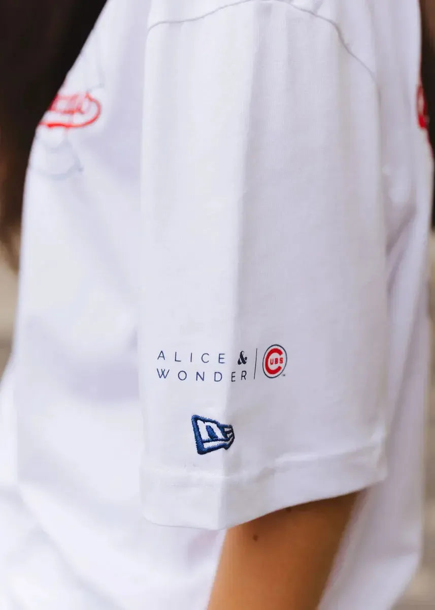 Chicago Cubs X Alice & Wonder Hey Chicago Oversized White Tee Short Sleeve Tees NEW ERA CAP COMPANY INC